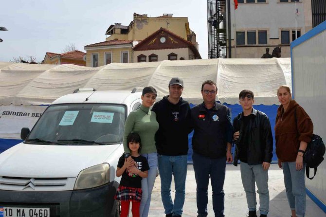 İ̇ranlı Aile Depremzedeler İçin Arabasını Satışa Çıkardı
