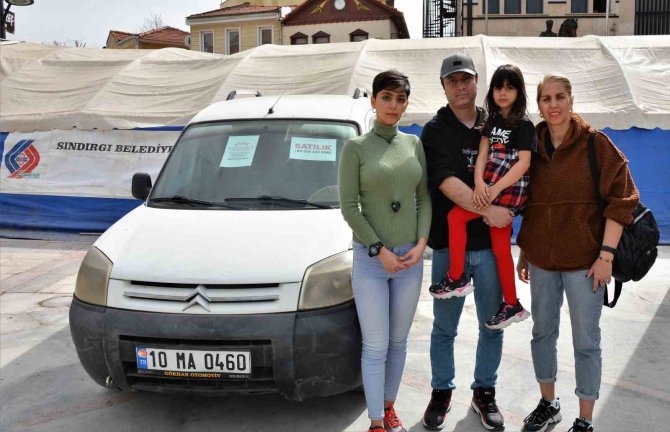 İ̇ranlı Aile Depremzedeler İçin Arabasını Satışa Çıkardı