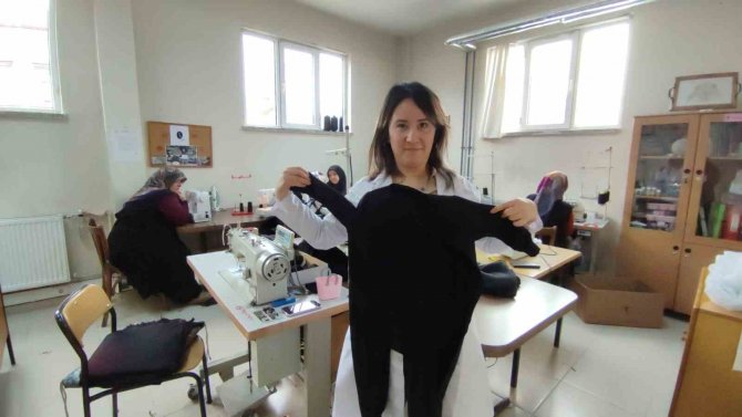 Depremzede Çocuklara Uyku Tulumu, Atkı Ve Bere Diktiler