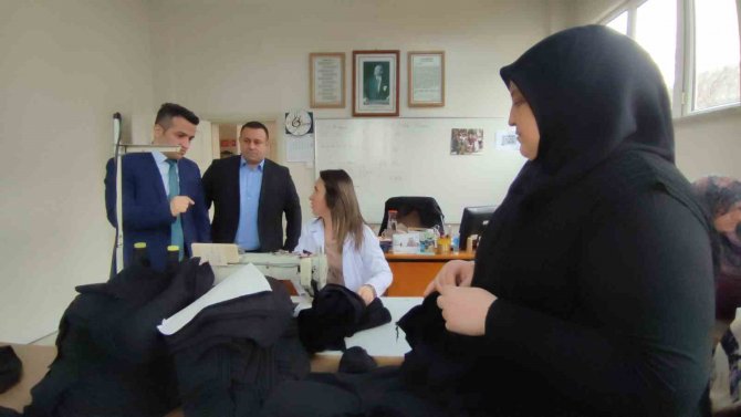 Depremzede Çocuklara Uyku Tulumu, Atkı Ve Bere Diktiler