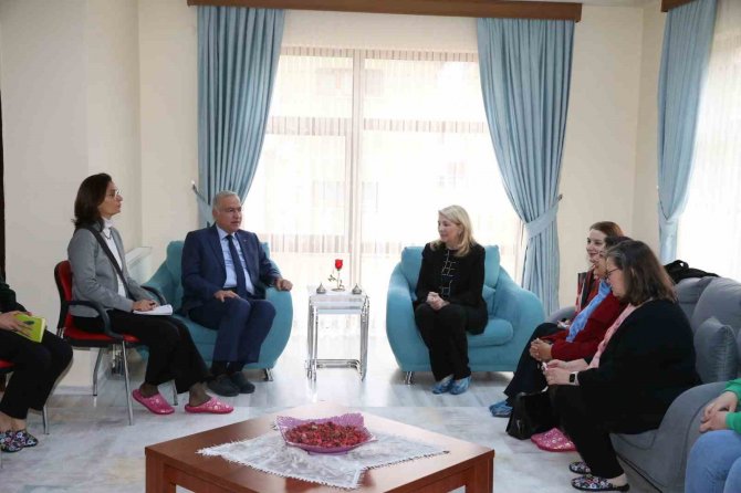 Uni̇cef Genel Direktörü Catherine Russell Depremzede Çocukları Ziyaret Etti
