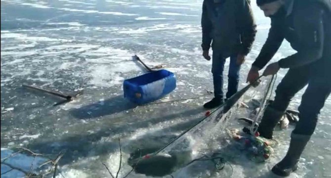 Kars’ta Balıkçıların Eskimo Usulü Balık Avı Kamerada