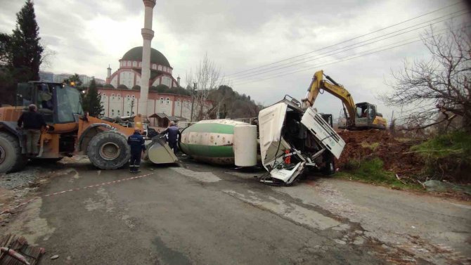 Freni Boşalan Mikser Kamyonu Beton Pompasına Çarparak Durabildi