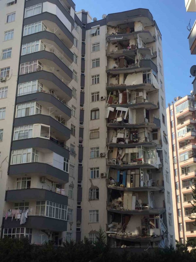 Depremde Ağır Hasar Alan Bina Kontrollü Yıkıldı