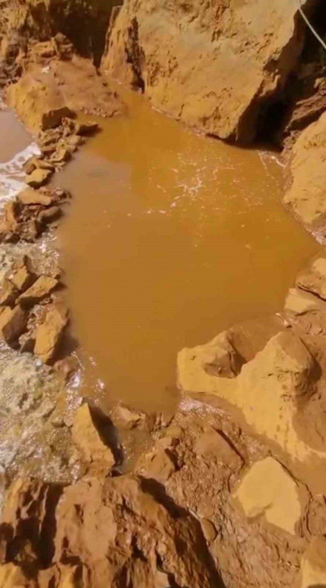 Kaynak Suyu Çamur Renginde Akmaya Başladı