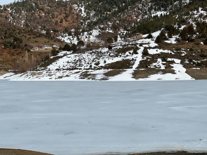 Tufanbeyli’de Gölet Buz Tuttu