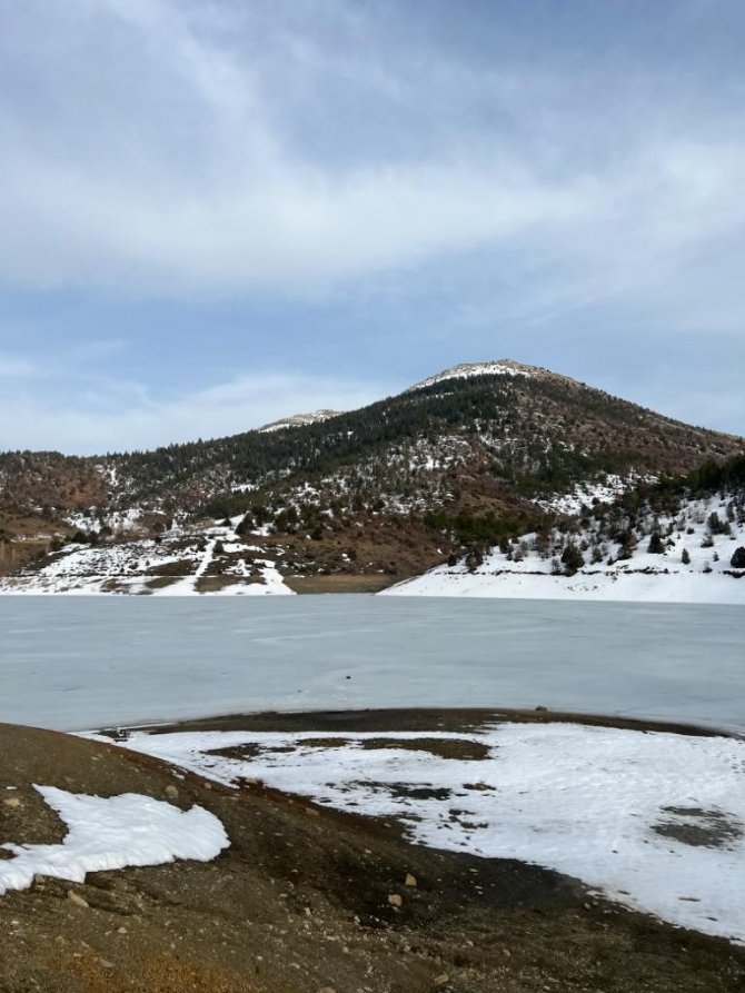 Tufanbeyli’de Gölet Buz Tuttu