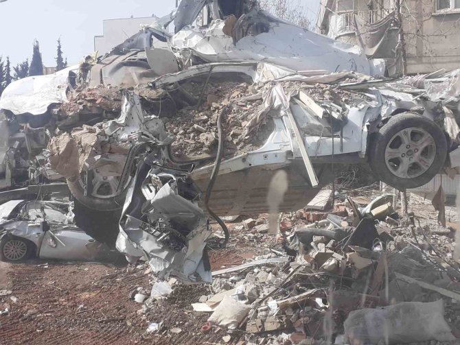 Afyonkarahisar Özel İ̇dare Ekipleri Deprem Bölgesinde Enkaz Kaldırma Çalışmalarını Sürdürüyor