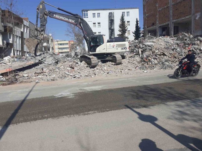 Afyonkarahisar Özel İ̇dare Ekipleri Deprem Bölgesinde Enkaz Kaldırma Çalışmalarını Sürdürüyor