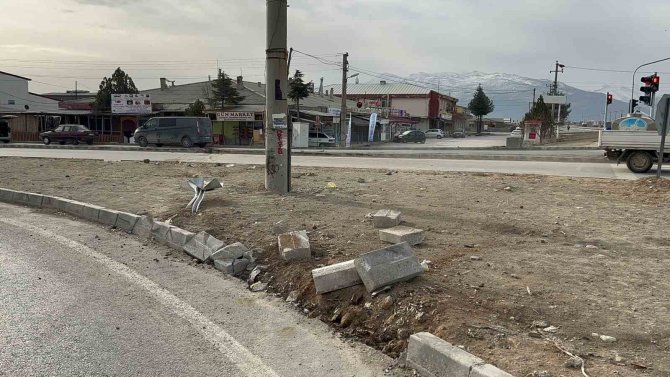 Bolvadin’deki Bu Kavşak Kazaya Davetiye Çıkartıyor
