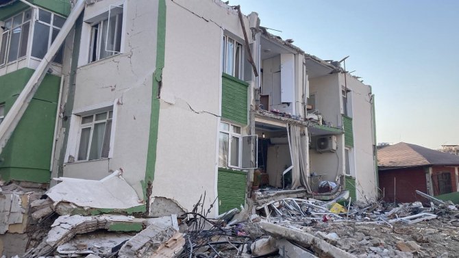 Deprem Geride Acı Hikayeler Bıraktı: Perde Ve Çarşafla Hayata Tutunuş