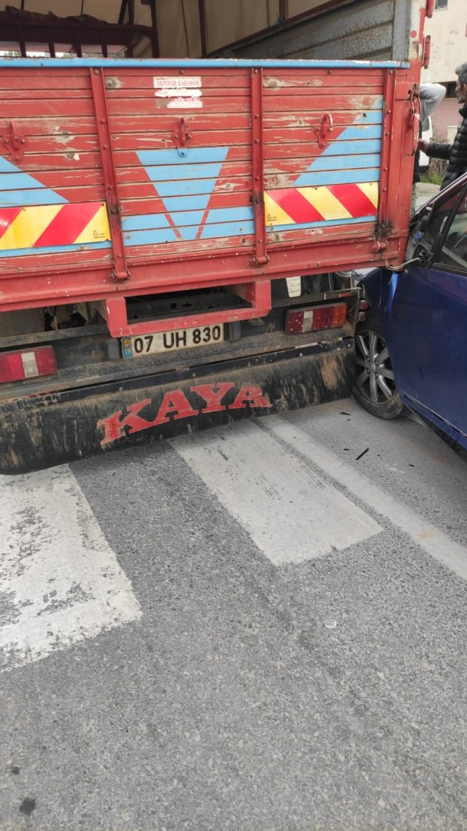 Depremzedeler Dönüş Yolunda Kaza Yaptı: 2 Yaralı