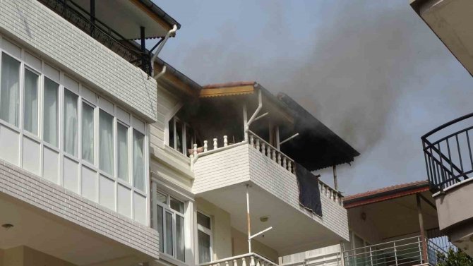 Kriz Geçirip Evi Ateşe Verdi, Müdahale İçin Gelen Ekiplere Ecel Teri Döktürdü