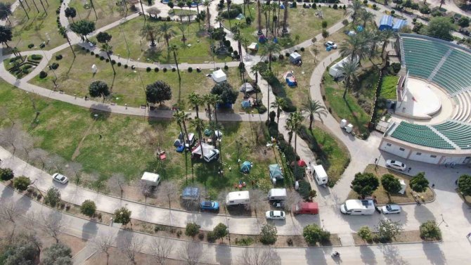 Apartmanda Yaşamaya Korkan Adanalılar Parkta Konaklıyor
