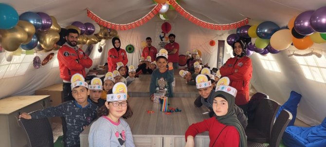 Depremden Etkilenen Çocuklar, T3 Vakfı Çadırında Astronotla Eğlenceli Zaman Geçiriyor
