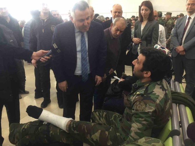 Azerbaycanlı Asker Yaralanmasına Rağmen Kurtarma Çalışmalarına Devam Etti