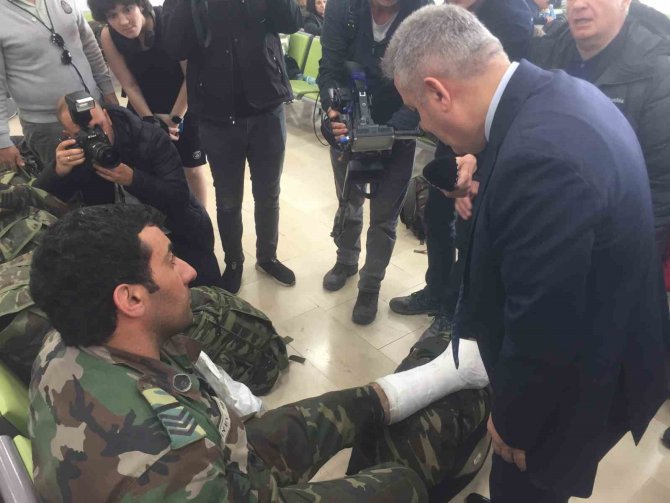 Azerbaycanlı Asker Yaralanmasına Rağmen Kurtarma Çalışmalarına Devam Etti