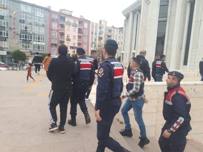 Ev Soyan 3 Şüpheli Jandarmadan Kaçamadı