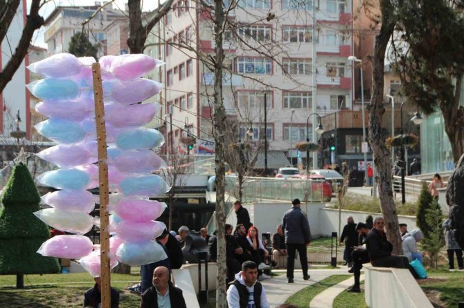 Güzel Havayı Gören Bilecikliler Parklara Akın Etti