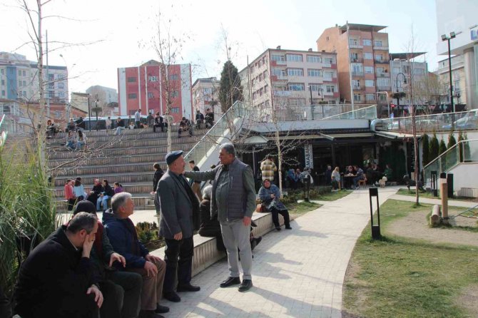 Güzel Havayı Gören Bilecikliler Parklara Akın Etti