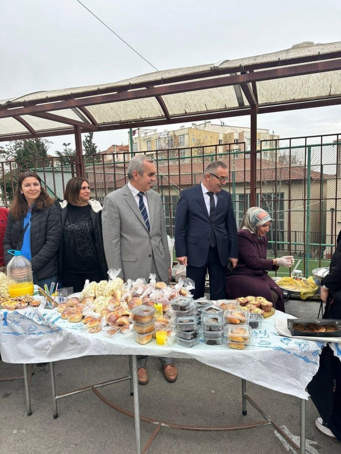 Depremzede Öğrenciler İçin Hayır Çarşısı Kuruldu