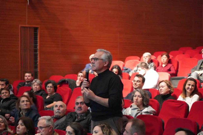 Deprem Konulu Konferansta Koltuklar Boş Kaldı