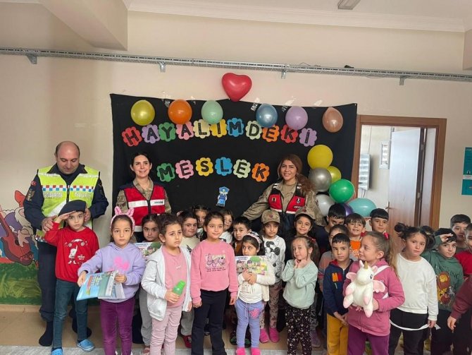 Bingöl’de Jandarmadan Öğrencilere Meslek Tanıtımı Etkinliği