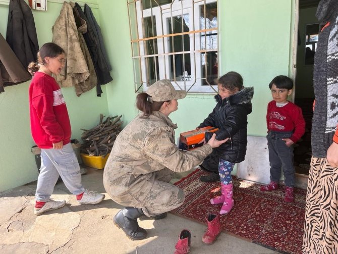 Bingöl’de Jandarma Ekipleri, Deprem Bölgesinden Gelen Vatandaşların Taleplerini Dinledi