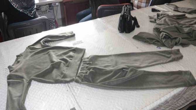 Bitlis’te Kadınlar Depremzedeler Üşümesin Diye Kolları Sıvadı