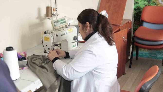 Bitlis’te Kadınlar Depremzedeler Üşümesin Diye Kolları Sıvadı