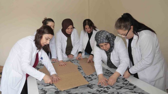Bitlis’te Kadınlar Depremzedeler Üşümesin Diye Kolları Sıvadı