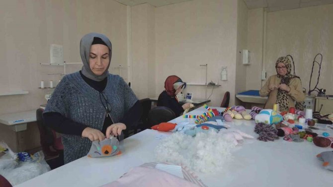 Kadın Kursiyerler Depremzede Çocuklar İçin Oyuncak Yapıyor