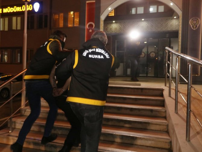 Bursa’da 2 Kişiyi Öldürdü, Cesetlerden Birini Bagajına Koyduğu Otomobille İ̇stanbul’da Yakalandı
