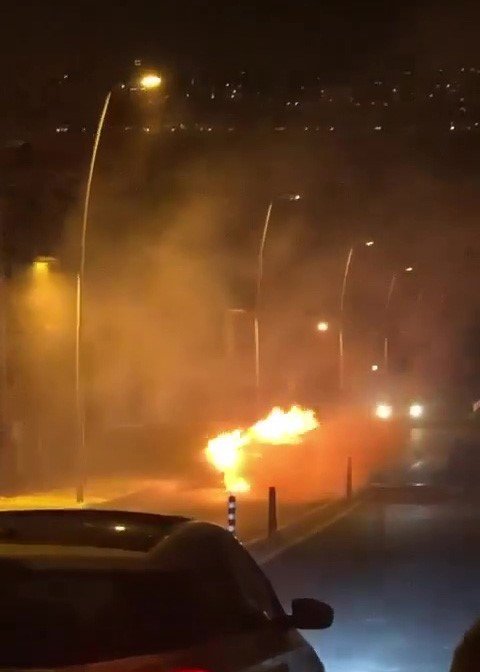 Büyükçekmece’de Alev Topuna Dönen Otomobil Kamerada