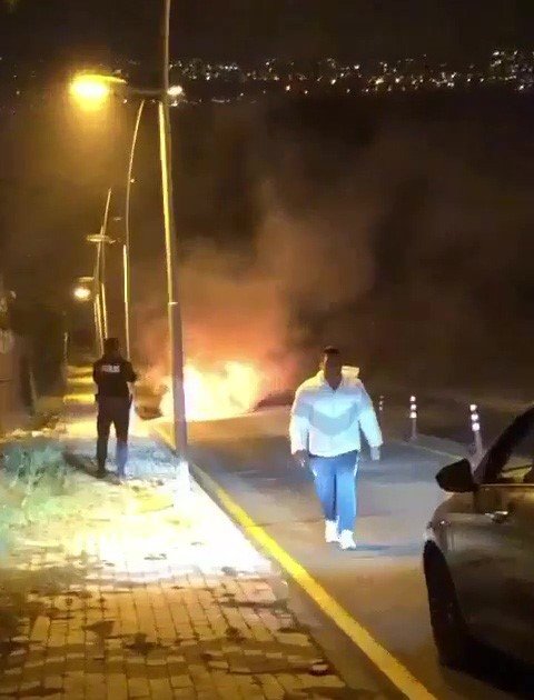 Büyükçekmece’de Alev Topuna Dönen Otomobil Kamerada