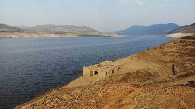 Barajla Sular Altında Kalan Köy Kuraklıkla Günyüzüne Çıktı