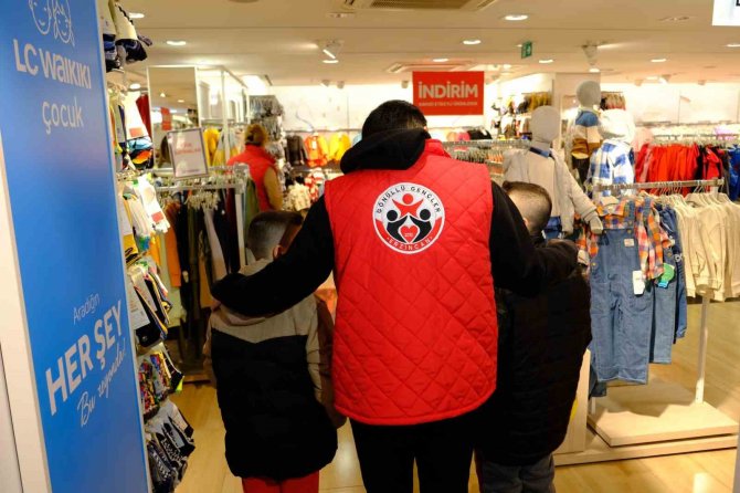 Kıyafetleri Enkaz Altında Kalan Çocuklar İçin Gönüllü Gençlerden Yardım Eli