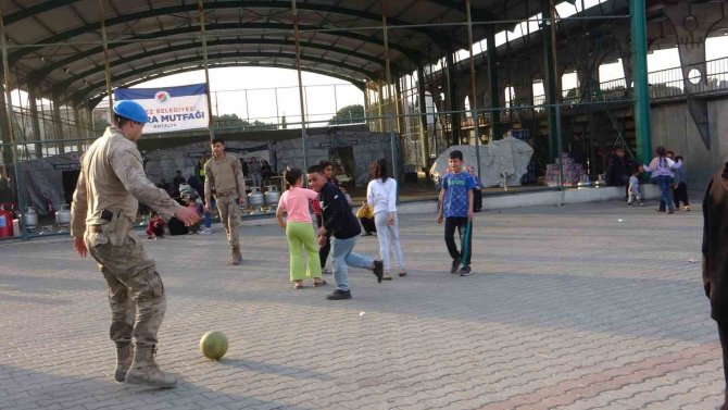 Mehmetçik’ten Depremzede Çocuklara Moral Desteği