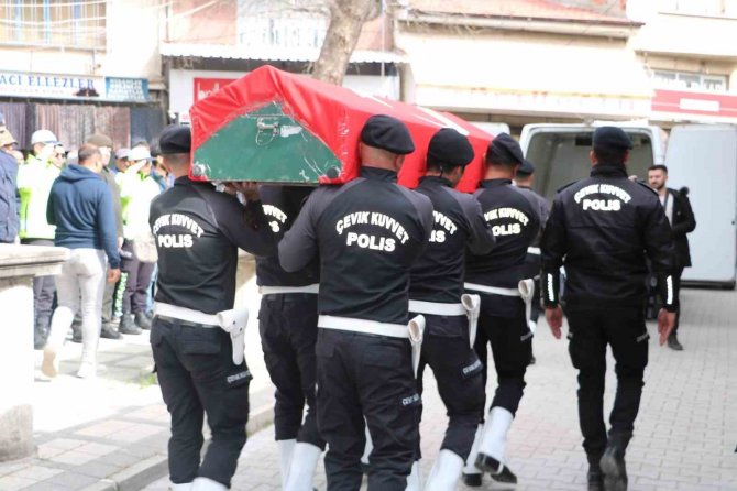 Kalp Kirizinden Vefat Eden Polis Memuru Gözyaşları Arasında Toprağa Verildi
