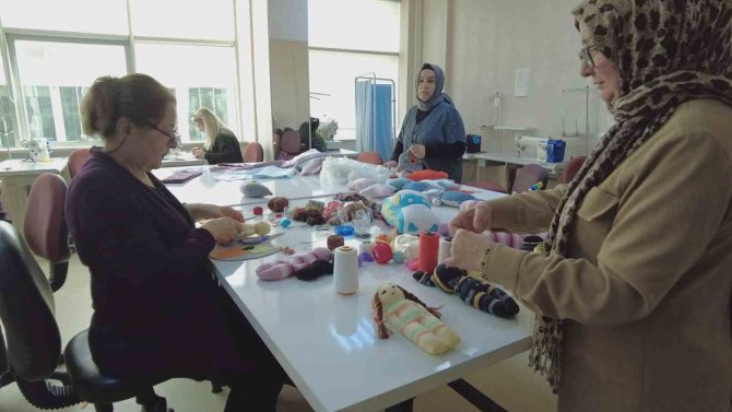 Kadın Kursiyerler Depremzede Çocuklar İçin Oyuncak Yapıyor