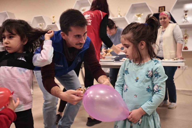 Depremzede Miniklere Doğum Günü Sürprizi