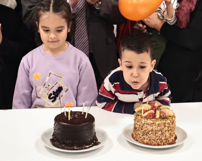 Depremzede Miniklere Doğum Günü Sürprizi