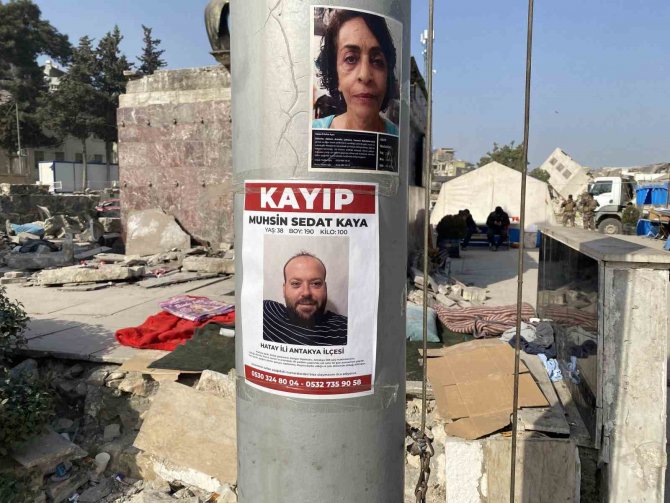 Depremde Kaybolan Yakınlarını Astıkları İlanlarla Arıyorlar