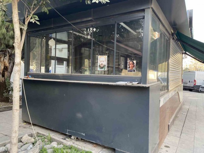 Depremde Kaybolan Yakınlarını Astıkları İlanlarla Arıyorlar