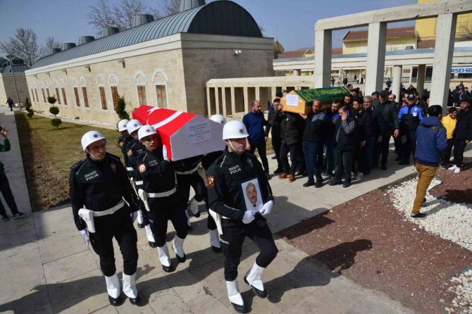 Depremde Hayatını Kaybeden Polis Memuru Ve Ailesi Son Yolcuğuna Uğurlandı