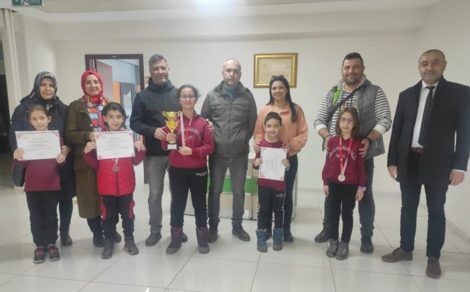 Milli Egemenlik İ̇lkokulu Öğrencileri Zeka Oyunlarında Tavşanlı’yı Temsil Edecek