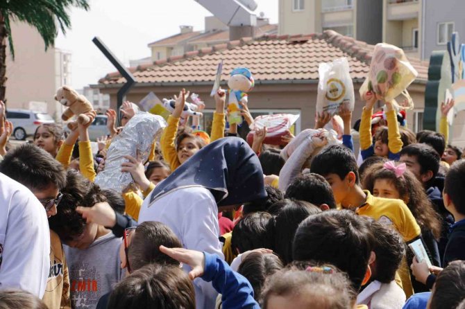 Binlerce Oyuncağı Havadan Attılar, Kumbaraları Doldurup Gönderdiler