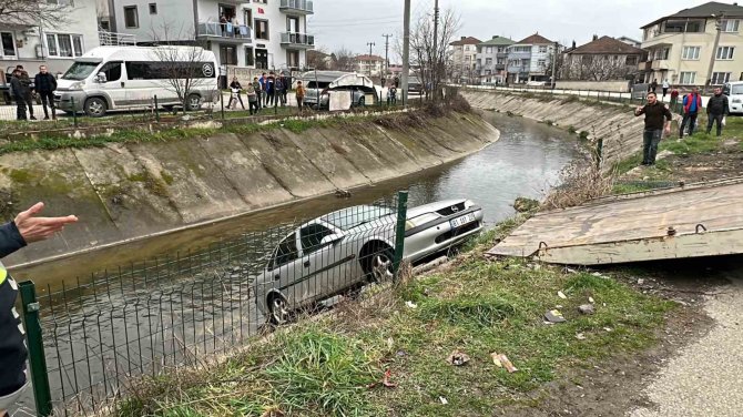 Park Halindeki Otomobil Dereye Uçtu