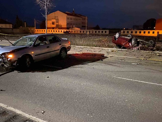 İ̇psala’da İki Otomobil Kafa Kafaya Çarpıştı: 1’i Ağır 3 Yaralı