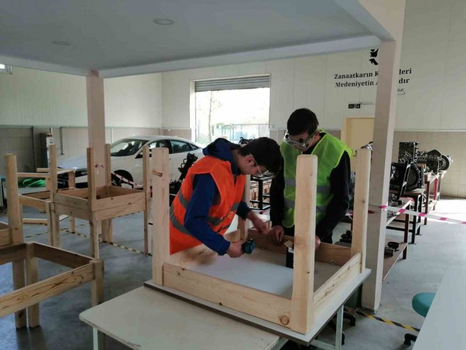 Fethiye’de Öğrenciler Depremzedeler İçin Masa Ve Tabure Üretiyor